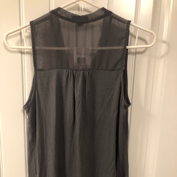 Sleeveless top.  Never worn - Picture 3 of 4